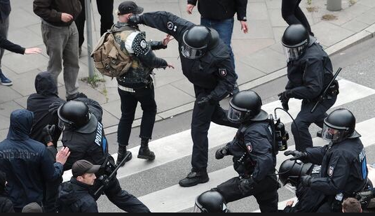 Polizist schlägt linksalternativen Demonstranten
