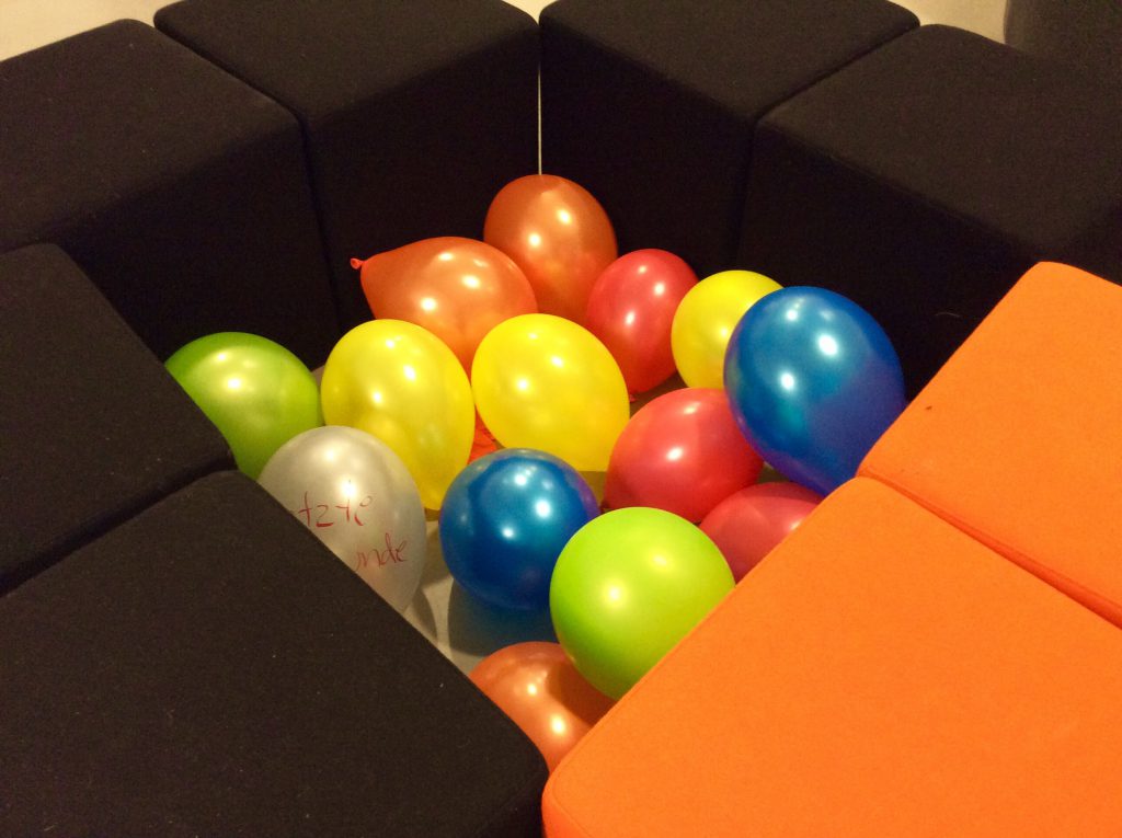 Bunte Ballons in einem Käfig aus Sitzelementen - die "Ballonuhr" beim ARD-ZDF-Hackathon 2015