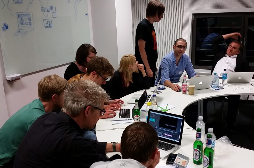 Beim Hackathon der ARD-ZDF-Medienakademie 2015 - Teamarbeit