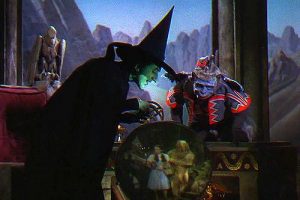 Szene aus "Der Zauberer von Oz" (1939): Die Westhexe schaut in ihre Kristallkugel