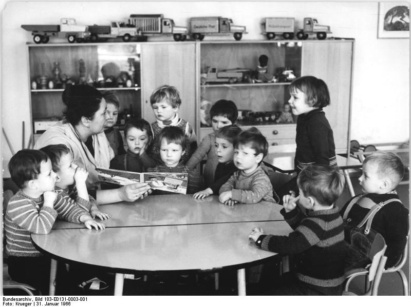 Zentralbild Kruger krue-zi 31.1.1966 Nicht nur zur Erntezeit.......sonder das ganze Jahr hindrucht steht den Einwohnern der Gemeinde Neu-Holland im Bezirk Potsdam dieser moderne Kindergarten zur Verfügung. 75 Kinder werden von 3 Kindergärtnerinnen und 2 technischen Kräften betreut. Hier liest Ruth Kerschke ein Märchen vor.